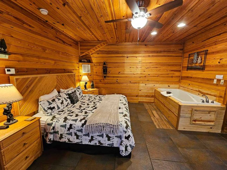 Honey Bear Cabin 1 King Bed & Jetted Tub