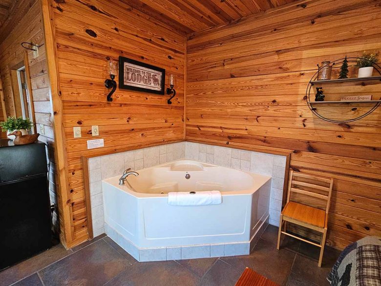 Honey Bear Cabin 2 Jetted Tub