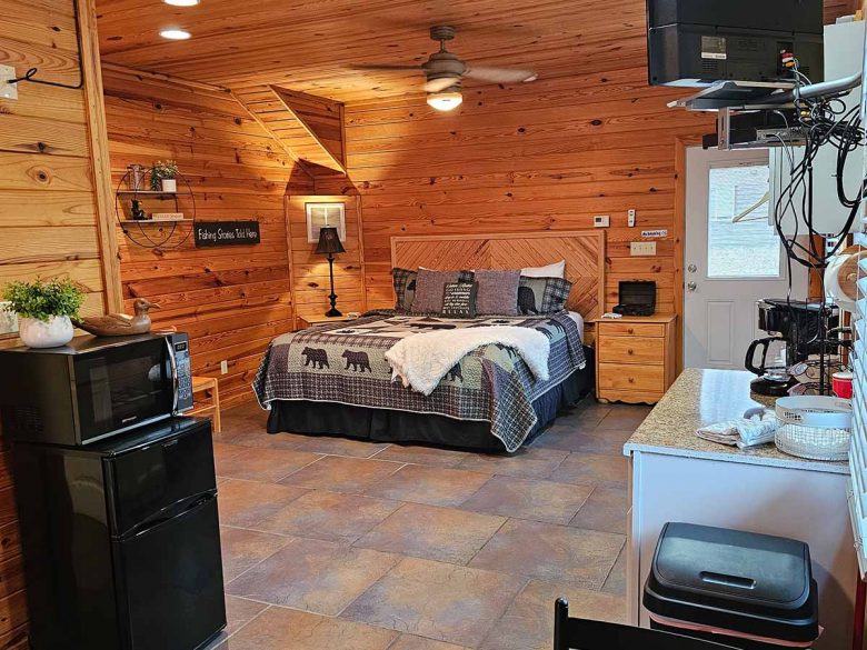 Honey Bear Cabin 2 Open-Plan Kitchenette