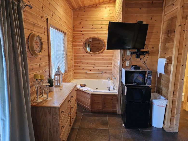Honey Bear Haven Cabin 4 Dresser & Jetted Tub