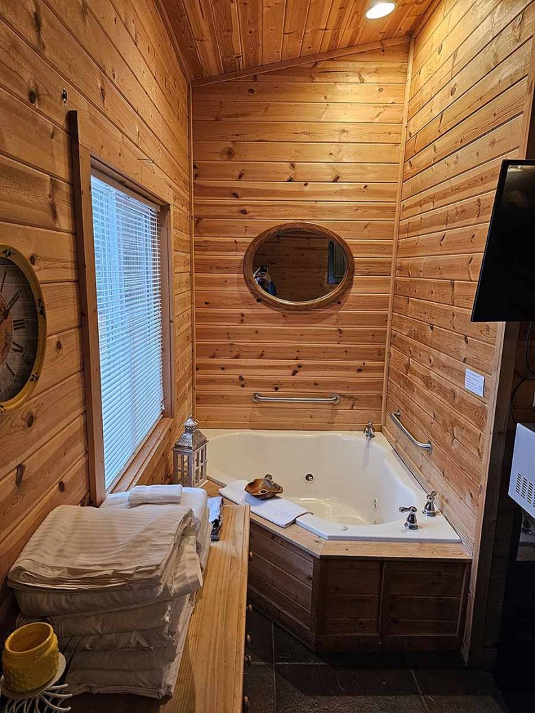 Honey Bear Haven Cabin 4 Jetted Tub Area
