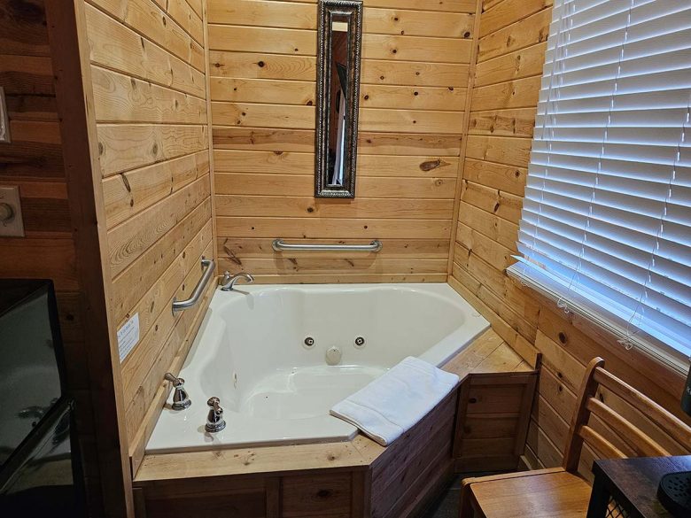 Honey Bear Haven Cabin 5 Jetted Tub