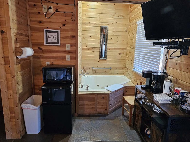 Honey Bear Haven Cabin 5 Kitchenette & Jetted Tub